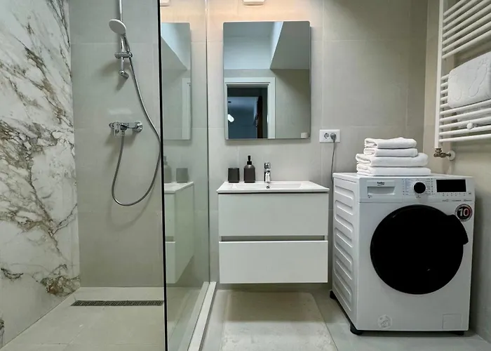 Апартаменти 1 Decembrie 1918 *